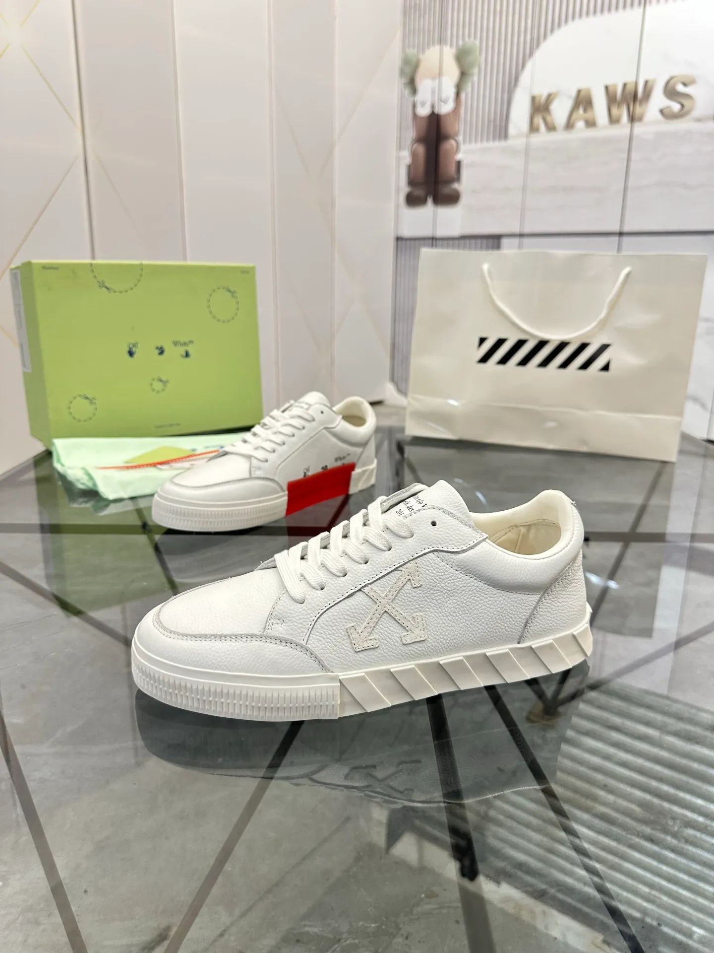 Selling men's shoes 💰: 💰P440¥ Product trademark: OFF WHITE *"OFF WHITE*" low-top casual shoes Regular size: 35-45 (can be customized to 46) Couple style Product material: imported cowhide upper, breathable lining, original outsole. No.: H203